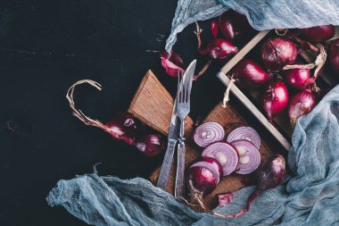 Olgun soğan. Ahşap bir arka plan üzerinde. Üstten Görünüm. Metniniz için boş alan.