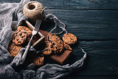 Çikolata kurabiye. Ahşap bir arka plan üzerinde. Üstten Görünüm. Metniniz için boş alan.