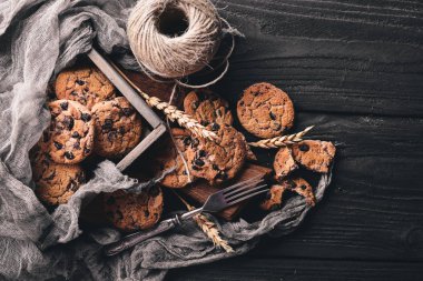 Çikolata kurabiye. Ahşap bir arka plan üzerinde. Üstten Görünüm. Metniniz için boş alan.