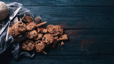 Çikolata kurabiye. Ahşap bir arka plan üzerinde. Üstten Görünüm. Metniniz için boş alan.