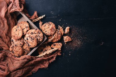 Çikolata kurabiye. Ahşap bir arka plan üzerinde. Üstten Görünüm. Metniniz için boş alan.