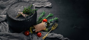 Peynir baharatlar ile sağlam bir bastardo var. Ahşap bir arka plan üzerinde. Üstten Görünüm. Metin için boş alan.