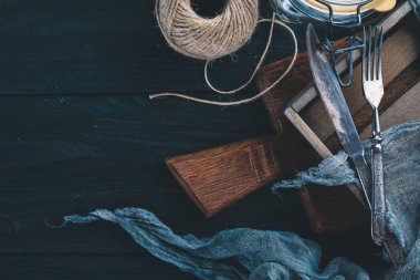 Yemek pişirmek için hazırlık. Eski çatal bıçak takımı. Ahşap bir arka plan üzerinde. Üstten Görünüm. Metniniz için boş alan.