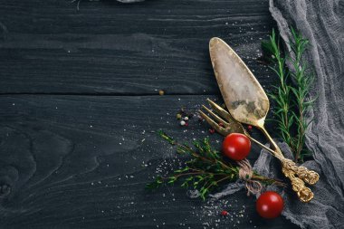 Yemek pişirmek için hazırlık. Eski çatal bıçak takımı. Bir ahşap yüzeye. Üstten Görünüm. Metniniz için boş alan.
