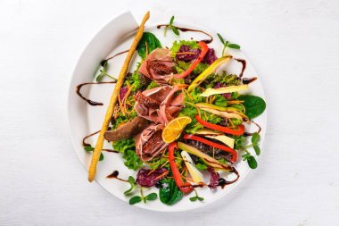 Et ve salata salata yaprakları. Bir ahşap yüzeye. Üstten Görünüm. Metniniz için boş alan.