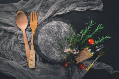 Peynir baharatlar ile sağlam bir bastardo var. Ahşap bir arka plan üzerinde. Üstten Görünüm. Metin için boş alan.