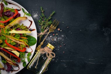 Et ve salata salata yaprakları. Bir ahşap yüzeye. Üstten Görünüm. Metniniz için boş alan.