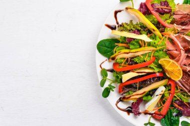 Et ve salata salata yaprakları. Bir ahşap yüzeye. Üstten Görünüm. Metniniz için boş alan.