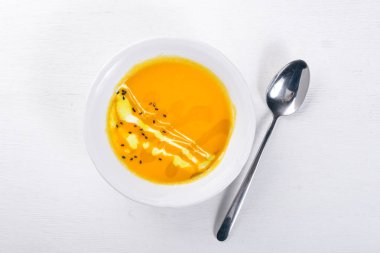 Balkabağı çorbası. Bir ahşap yüzeye. Üstten Görünüm. Metniniz için boş alan.