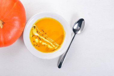 Balkabağı çorbası. Bir ahşap yüzeye. Üstten Görünüm. Metniniz için boş alan.