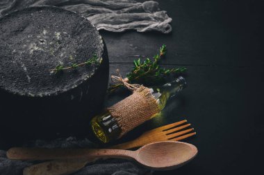 Peynir baharatlar ile sağlam bir bastardo var. Ahşap bir arka plan üzerinde. Üstten Görünüm. Metin için boş alan.