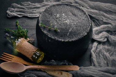 Peynir baharatlar ile sağlam bir bastardo var. Ahşap bir arka plan üzerinde. Üstten Görünüm. Metin için boş alan.