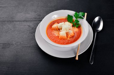 Domates çorbası. Bir ahşap yüzeye. Üstten Görünüm. Metniniz için boş alan.