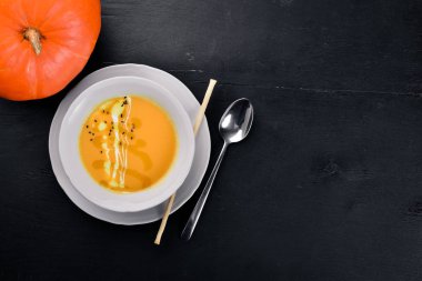 Balkabağı çorbası. Bir ahşap yüzeye. Üstten Görünüm. Metniniz için boş alan.