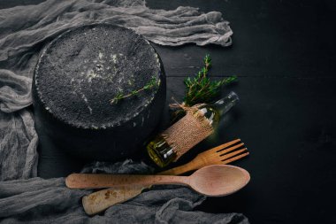 Peynir baharatlar ile sağlam bir bastardo var. Ahşap bir arka plan üzerinde. Üstten Görünüm. Metin için boş alan.