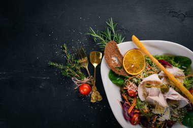 Salata taze sebze ve tavuk fileto. Bir ahşap yüzeye. Üstten Görünüm. Metniniz için boş alan.