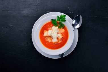 Domates çorbası. Bir ahşap yüzeye. Üstten Görünüm. Metniniz için boş alan.