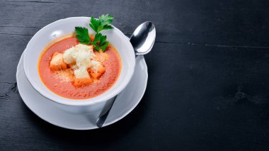 Domates çorbası. Bir ahşap yüzeye. Üstten Görünüm. Metniniz için boş alan.