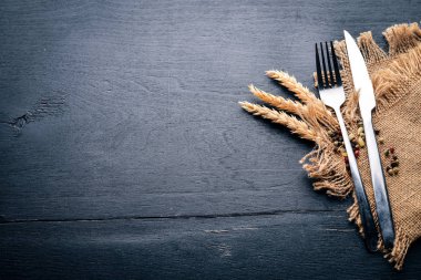 Çatal bıçak takımı. Ahşap bir arka plan üzerinde. Üstten Görünüm. Metin için boş alan.