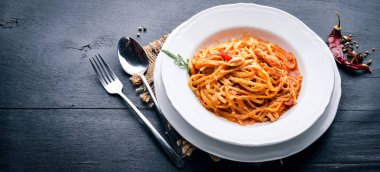 Ala Alio makarna. Ahşap bir arka plan üzerinde. Üstten Görünüm. Metin için boş alan.