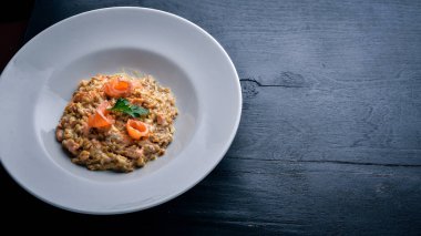 Somon ve Krema soslu risotto. Ahşap bir arka plan üzerinde. Üstten Görünüm. Boş alan.