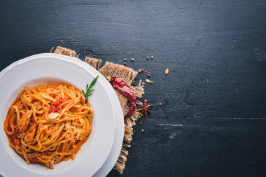 Ala Alio makarna. Ahşap bir arka plan üzerinde. Üstten Görünüm. Metin için boş alan.