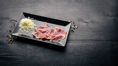 Kıyılmış et ve parmesan. Ahşap bir arka plan üzerinde. Üstten Görünüm. Metin için boş alan.