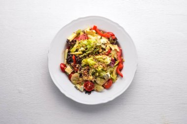 Taze sebze ve gorgonzola peyniri salatası. Ahşap bir arka plan üzerinde. Üstten Görünüm. Boş alan.