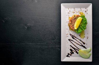 Tuzlanmış somon ve taze sebze bir tabak içinde balsamik soslu. Ahşap bir arka plan üzerinde. Üstten Görünüm. Boş alan.