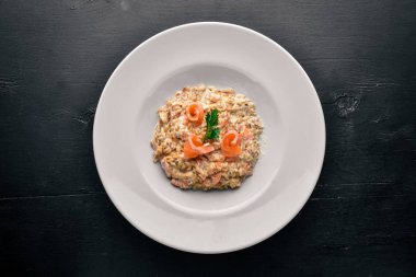 Somon ve Krema soslu risotto. Ahşap bir arka plan üzerinde. Üstten Görünüm. Boş alan.