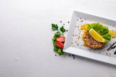 Tuzlanmış somon ve taze sebze bir tabak içinde balsamik soslu. Ahşap bir arka plan üzerinde. Üstten Görünüm. Boş alan.