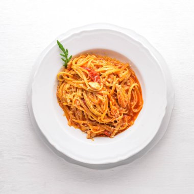 Ala Alio makarna. Ahşap bir arka plan üzerinde. Üstten Görünüm. Metin için boş alan.