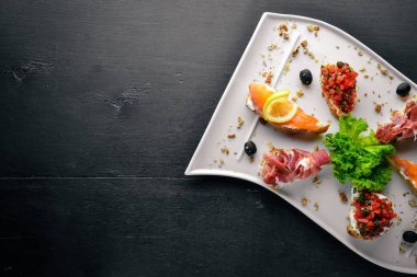 Bruschetta sandviç somon ve hamoon. Ahşap bir arka plan üzerinde. Üstten Görünüm. Boş alan.