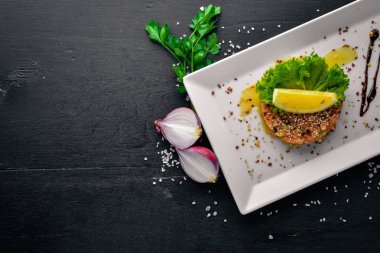 Tuzlanmış somon ve taze sebze bir tabak içinde balsamik soslu. Ahşap bir arka plan üzerinde. Üstten Görünüm. Boş alan.