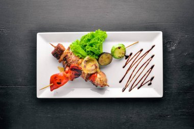 Dana eti kebap, domuz eti ve ızgara sebze. Ahşap bir arka plan üzerinde. Üstten Görünüm. Boş alan.