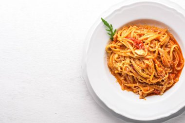 Ala Alio makarna. Ahşap bir arka plan üzerinde. Üstten Görünüm. Metin için boş alan.