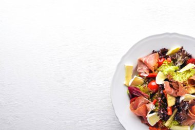 Sebze salatası ve doğranmış et. Ahşap bir arka plan üzerinde. Üstten Görünüm. Boş alan.