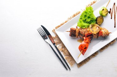 Dana eti kebap, domuz eti ve ızgara sebze. Ahşap bir arka plan üzerinde. Üstten Görünüm. Boş alan.