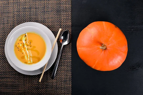 Soupe à la citrouille. Sur une surface en bois. Vue de dessus. Espace libre pour votre texte . — Photo