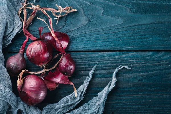 Reife Zwiebel. auf einem hölzernen Hintergrund. Ansicht von oben. Freiraum für Ihren Text. — Stockfoto