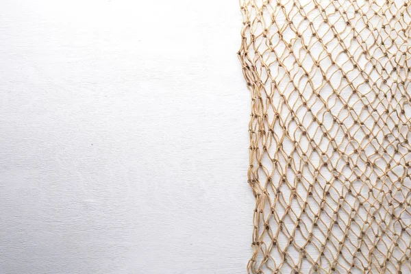 在木制背景下用木头做的渔网。顶部视图。自由空间. — 图库照片