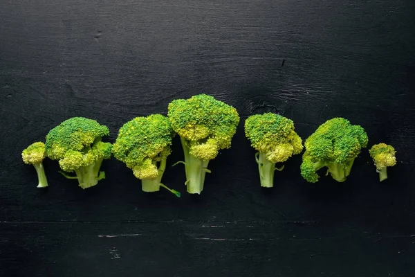 Broccoli op een houten achtergrond. Bovenaanzicht. Vrije ruimte. — Stockfoto