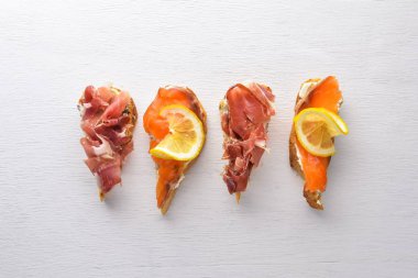 Bruschetta ile somon ve kurutulmuş Dana eti tuzlu. Sandviç. Ahşap bir arka plan üzerinde. Üstten Görünüm. Boş alan.