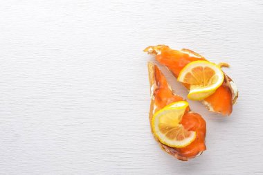 Bruschetta tuzlanmış somon, Dana. Sandviç. Ahşap bir arka plan üzerinde. Üstten Görünüm. Boş alan.