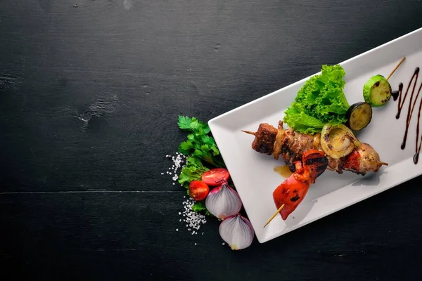 Kebab de veau, porc et légumes grillés. Sur un fond en bois. Vue de dessus. Espace libre . — Photo