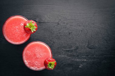 Karpuz ve çilek taze kokteyl. Nane, buz. Ahşap bir gemide. Üstten Görünüm. Metniniz için boş alan.