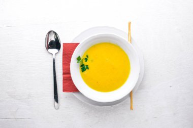 Mısır çorbası. Ahşap bir arka plan üzerinde. Üstten Görünüm. Metin için boş alan.