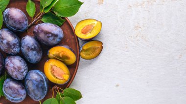 Erik yeşil yaprakları ile. Ahşap bir arka plan üzerinde. Üstten Görünüm. Metin için boş alan.