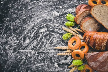 Ekmek pişirme ve büyük bir seçim. Üstten Görünüm. Metin için boş alan.