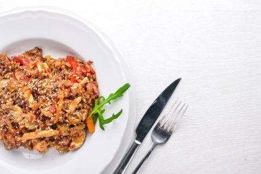 Çin mutfağı. Ahşap arka plan üzerinde domates soslu tavuk fileto. Üstten Görünüm. Metin için boş alan.